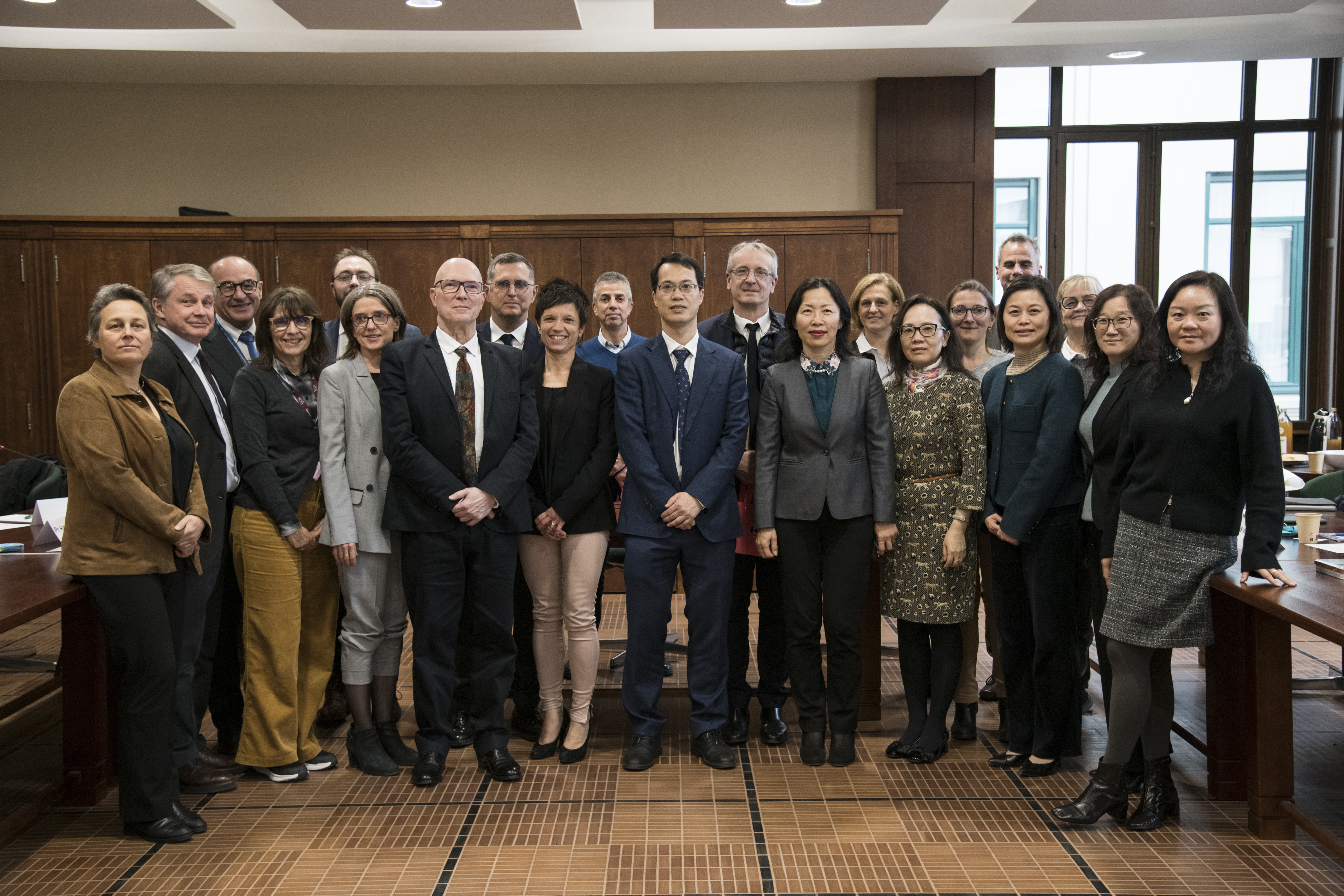 Membres de la délégation de la faculté de médecine de l’université Jiaotong de Shanghai et les professionnels des HCL et de l’UCBL impliqués dans la coopération